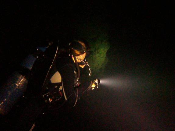 Início de mergulho na escuridão do Abismo de Anhumas, em Bonito, no Mato Grosso do Sul